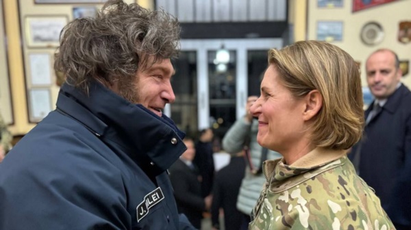 A sus pies rendido el león. El presidente Javier Milei y una reverencia más para la generala de los Estados Unidos Laura Richardson.