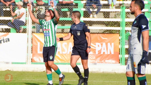 Nicolás Rosa celebra su gol clave. Foto: Norman Evans. 