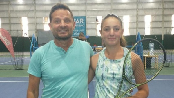 El campeón Daniel Benítez y su encumbrada rival en la final de Tercera, Guadalupe Marina.