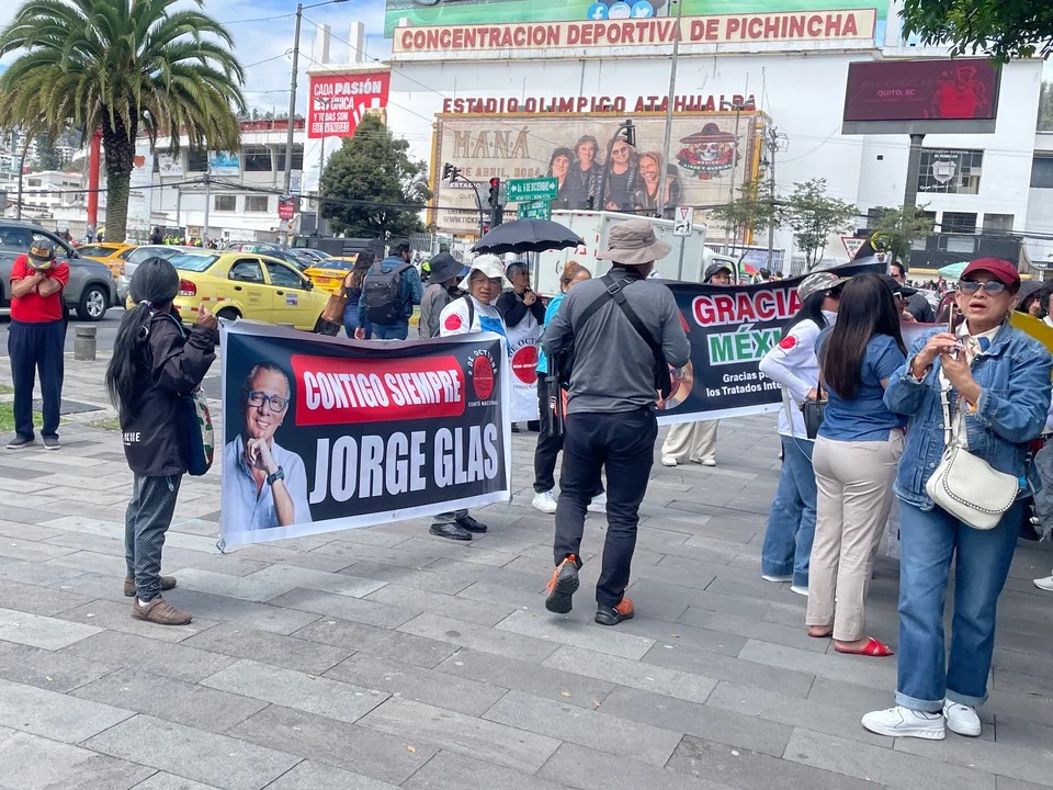 Simpatizantes del exvicepresidente, Jorge Glas, manifestándose frente a la Embajada de México en Quito.