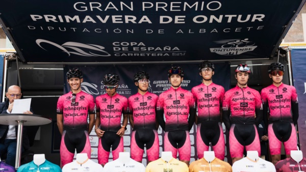 Crozzolo (a la izquierda de la foto) junto a sus compañeros de equipo.