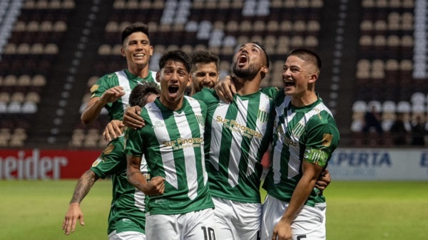 Banfield dio una muestras de las diferentes categorías ante Bolívar.