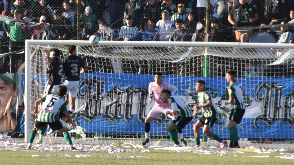 El gol de Cipolletti. Foto: Sergio Esparza.