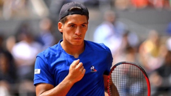 Tercer triunfo de Báez sobre un un "Top 20", todos han sido sobre polvo.
