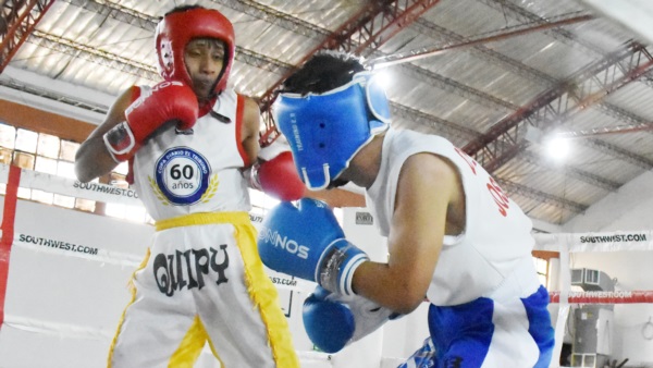 El salteño Lisandro Quipildor (rojo) venció a Juan Borges (CABA) en la primera pelea. (Foto: Sergio Esparza/Jornada).