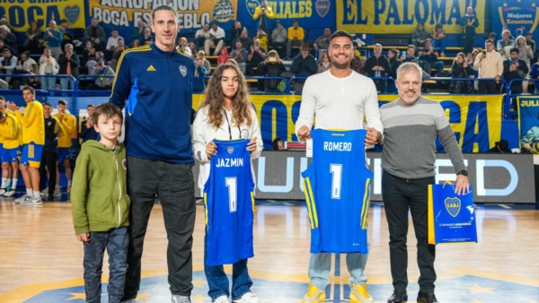 Sergio Romero fue a ver a Boca en su duelo ante Independiente de Oliva, llevándose los aplausos del público presente y una remera del primer equipo como regalo.