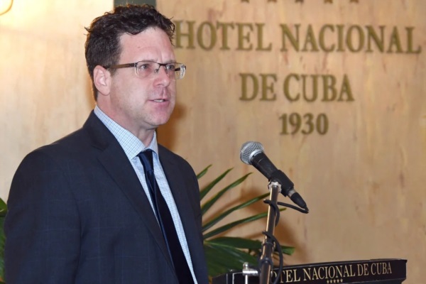 El presidente de la Coalición Agrícola Estados Unidos-Cuba, Paul Johnson, pronuncia un discurso en la V Conferencia Agrícola entre ambos países en el Hotel Nacional, en La Habana.