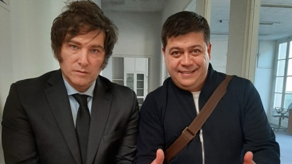 César Treffinger junto a Milei. El multimillonario de la política de Chubut.