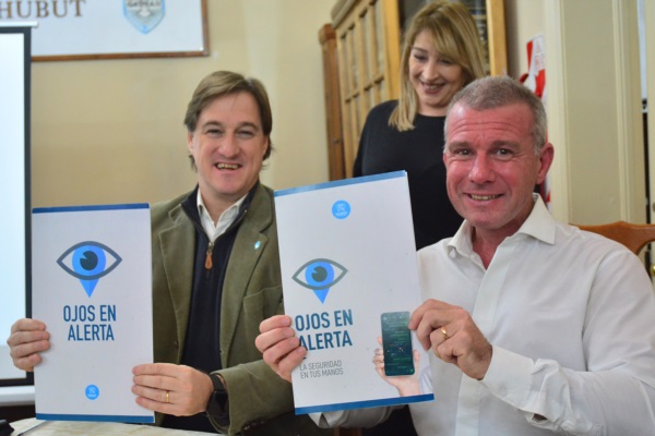 Darío James, la Secretaria de Gobierno, Doris Thomas y Christian Méndez, tras la firma del convenio.