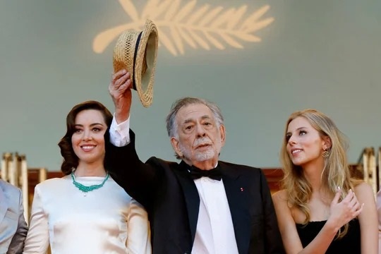Francis Ford Coppola posa en la alfombra roja con los miembros del reparto Aubrey Plaza y Romy Coppola. 77º Festival de Cine de Cannes.