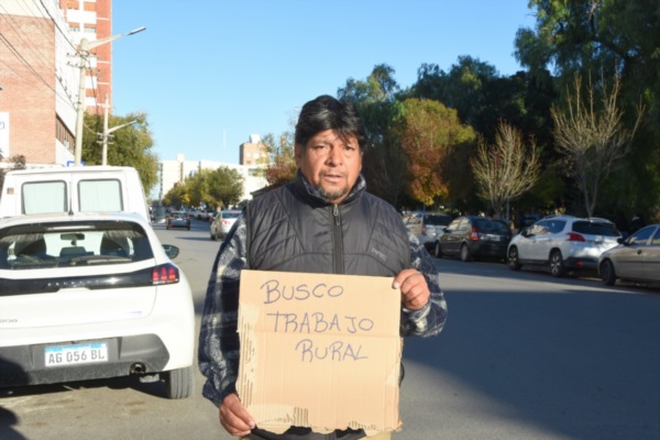 Carlos Ñancucheo llegó de La Pampa y pidió trabajo en Trelew exhibiendo un cartel. Foto: Jornada