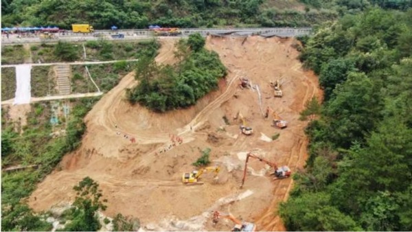 Rescatistas y excavadoras trabajando en el lugar del derrumbe en la autopista Meizhou-Dabu, en Meizhou, en la provincia meridional china de Guangdong. Foto: Xinhua - Wang Ruiping.