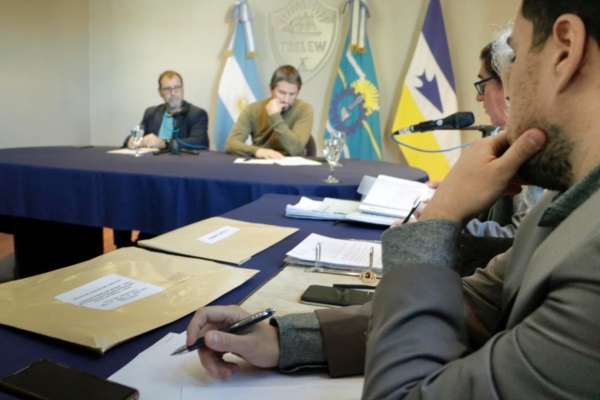 Una postal de la apertura de la licitación en Trelew.