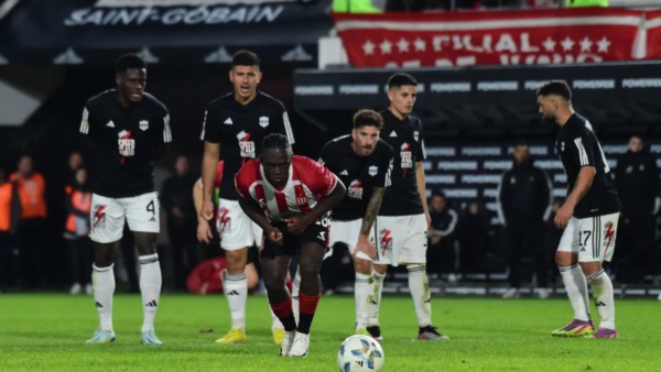 Edwin Cetré se apresta a convertir el 1 a 0 de penal.