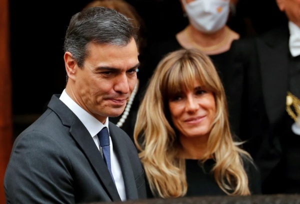 El presidente del Gobierno español, Pedro Sánchez, y su esposa, María Begona Gómez Fernández. Foto NA - Reuters/Remo Casilli.