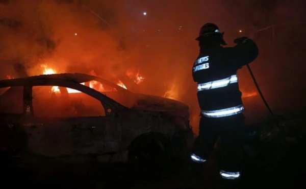 Entre los autos afectados había un Peugeot 206, un Volkswagen Gacel gris, una camioneta Ford F100 negra y un Ford Sierra gris.
