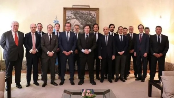 El mandatario argentino, junto a hombres de negocio ibéricos antes del brulote que desató la crisis diplomática.
