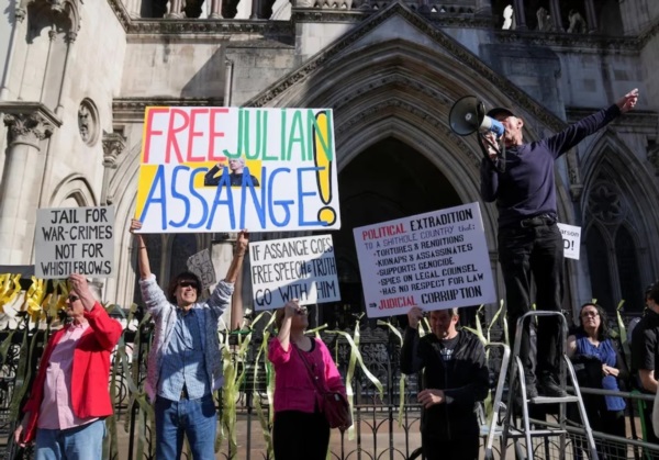 Manifestantes protestan frente al Tribunal Superior el día de una audiencia de extradición del fundador de WikiLeaks, Julian Assange, en Londres.
