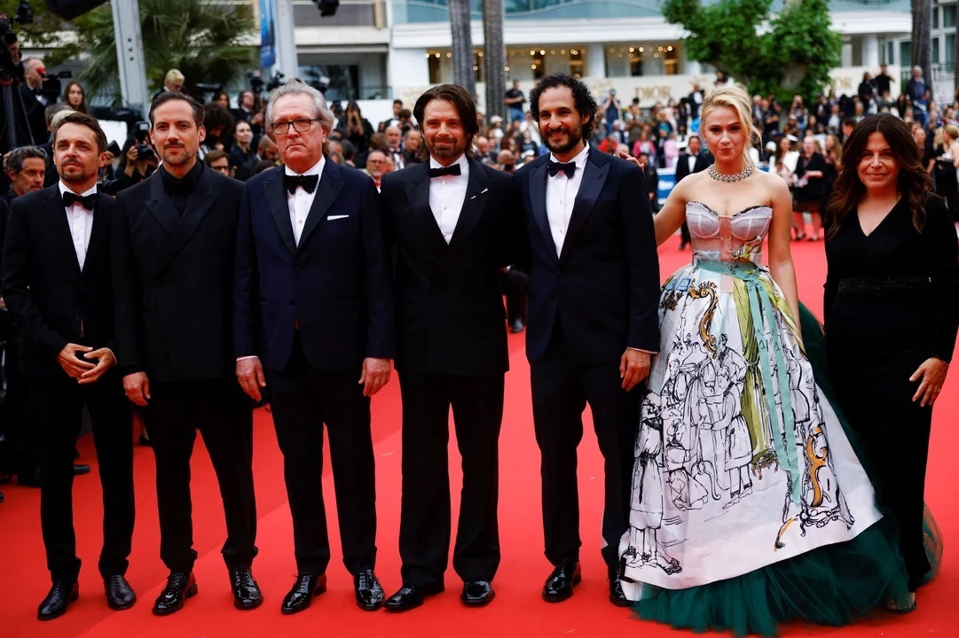 El director Ali Abbasi, productores y miembros del reparto, posan en la alfombra roja durante la llegada a la proyección de la película.