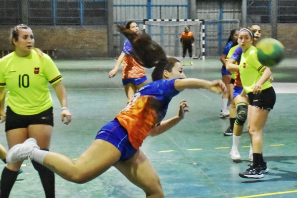 Cumehue A goleó a Independiente por 47-18 para seguir con puntaje ideal. (Foto: Norman Evans/Jornada).