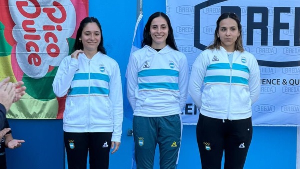 Salma en el medio con sus compañeras de la selección.