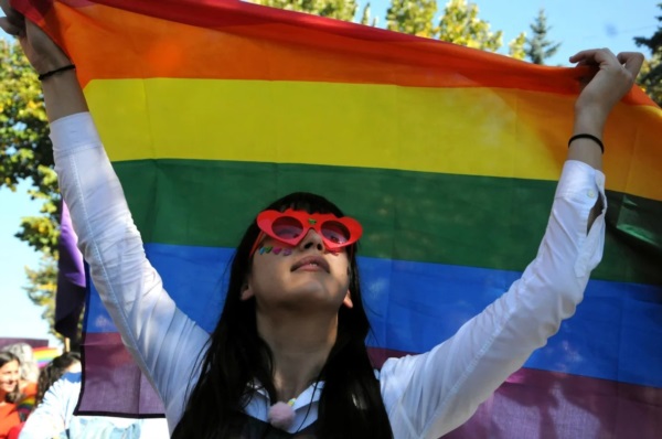 Una mujer participa en el segundo Desfile del Orgullo Lésbico, Gay, Bisexual y Transexual (LGBT) en Pristina, Kosovo.
