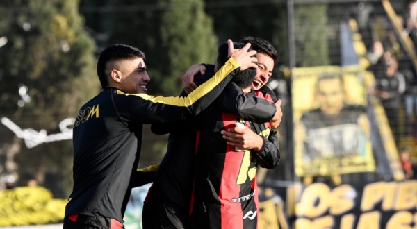 Abrazo de gol entre Arreguín, Ferreyra y Peinipil. Foto: Daniel Feldman/Jornada