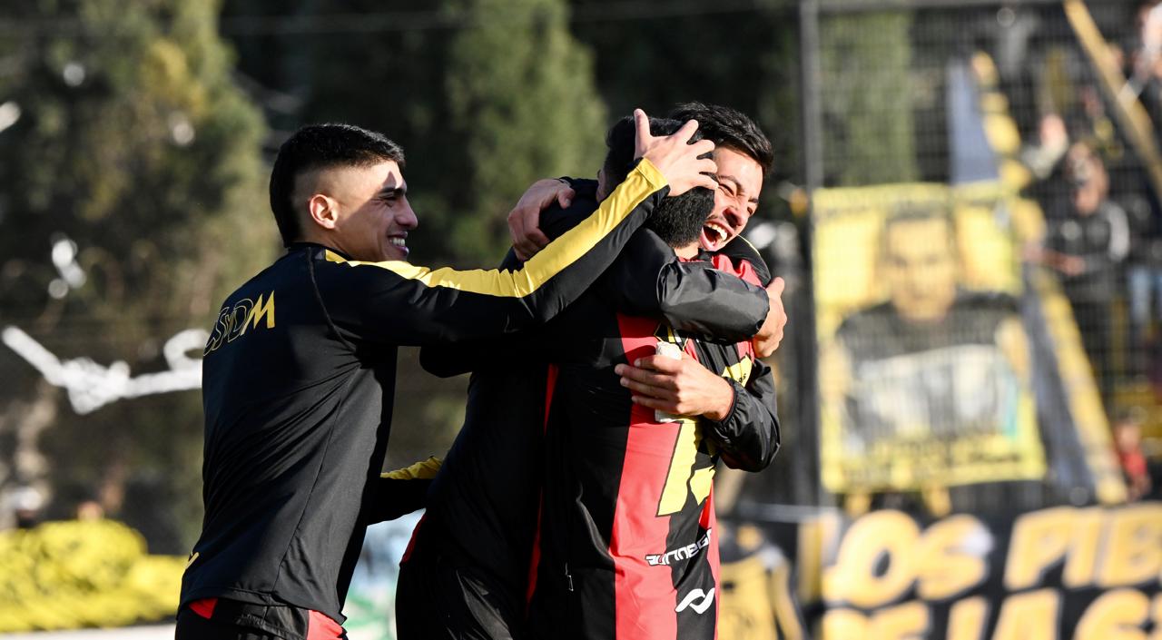 Abrazo de gol entre Arreguín, Ferreyra y Peinipil. Foto: Daniel Feldman/Jornada