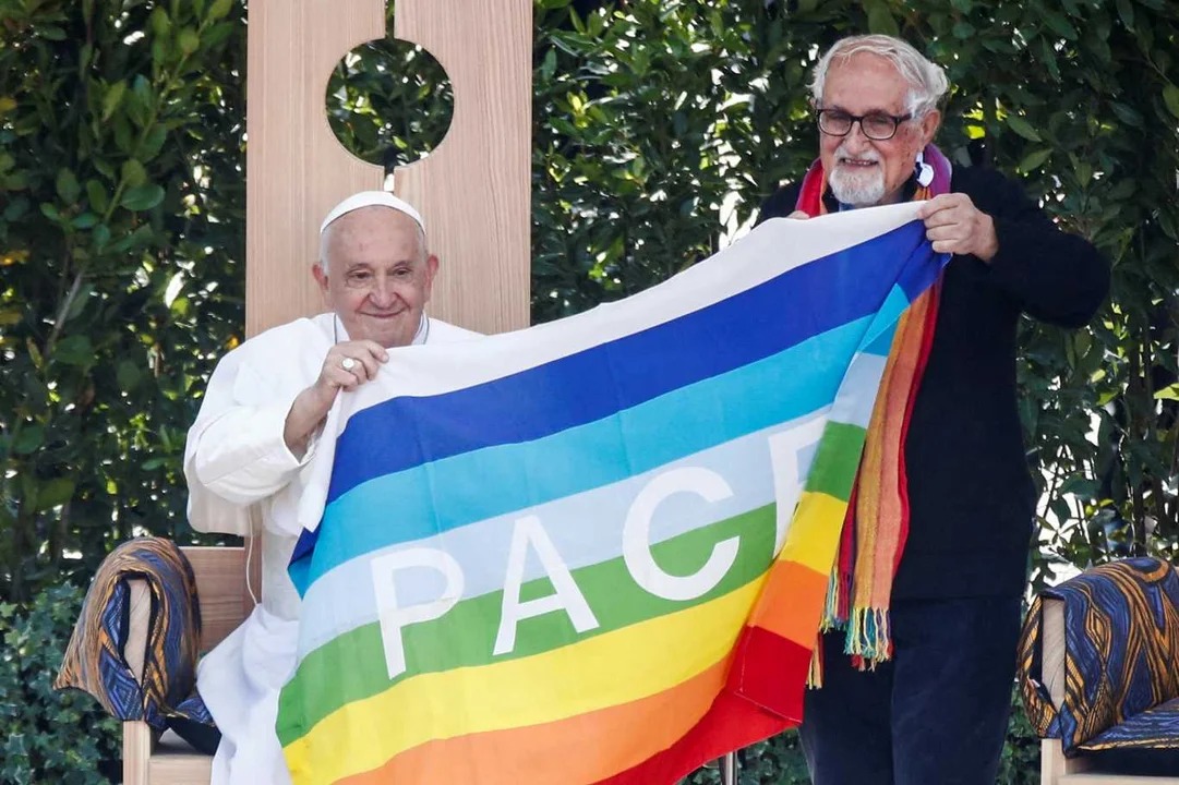 El Papa Francisco sostiene una bandera con el padre Alex Zanotelli, en Verona, Italia. Foto: Reuters/Alessandro Garofalo.
