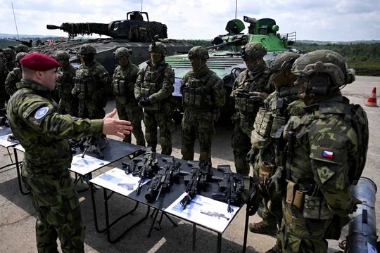 Soldados participan en el ejercicio militar del grupo de combate multinacional de la OTAN. Foto: Reuters/Radovan Stoklasa