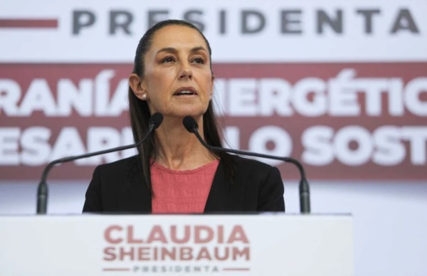 La candidata presidencial del partido gobernante Morena, Claudia Sheinbaum, presenta su plan energético en el monumento a la Revolución, en la Ciudad de México.