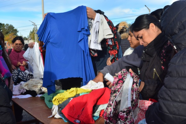 Había ropa de todo tipo en la feria solidaria (Foto: Alberto Evans)