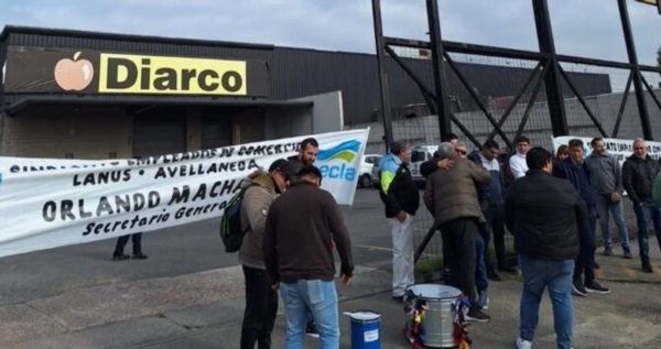 Directivos del sindicato se presentaron en Diarco Lanús por el cierre de la sucursal y despidos del personal. (Foto Infogremial)