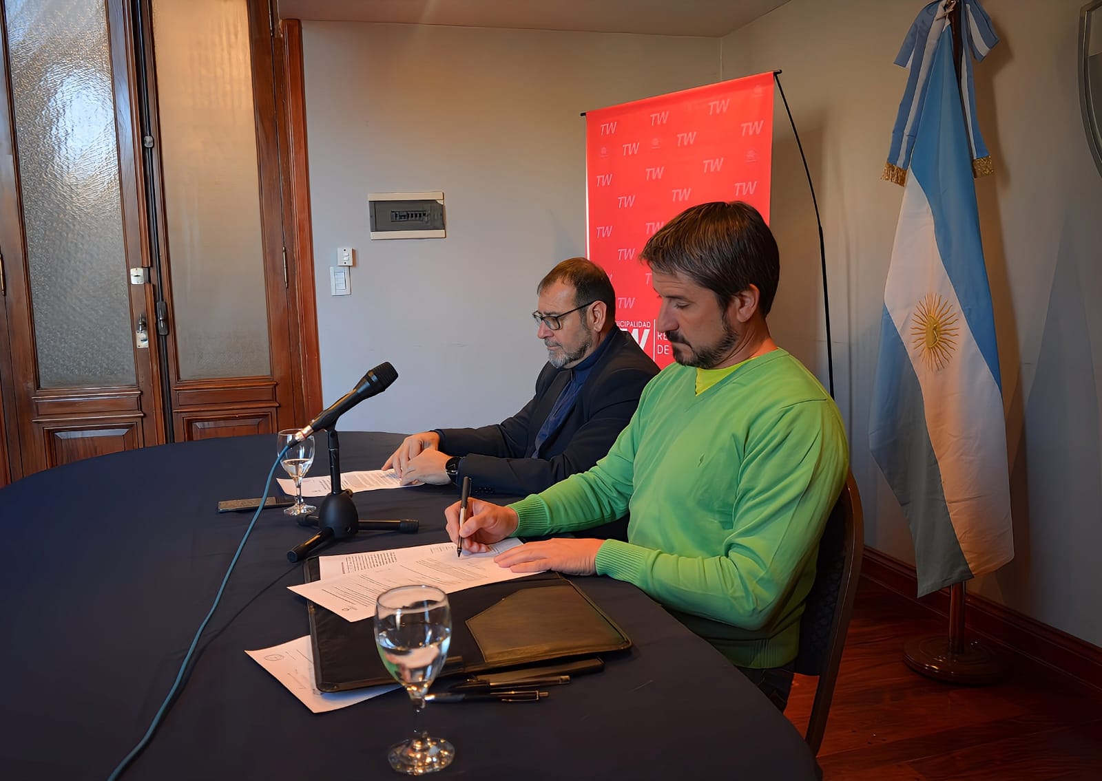 Gerardo Merino rubrica los pliegos durante el acto que se celebró en el Salón Histórico Municipal.