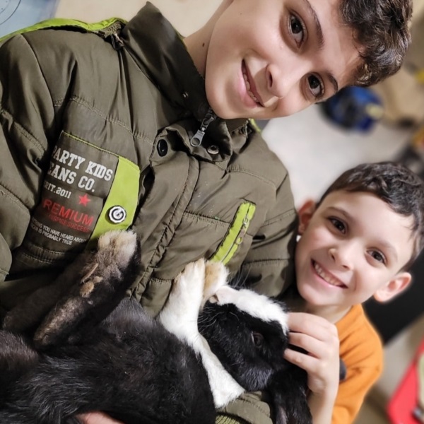 Los hermanos Benjamín y Lucio Peral extrañan al conejo corbata y piden que se lo devuelvan. Foto: Matías Peral