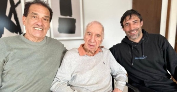 Tecla Farías y Miguel Ángel Lemme visitaron a Carlos Salvador Bilardo. Doc.