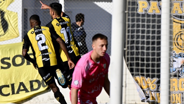 Nicolás Ferreyra y el 1-0 de Madryn. Foto: Daniel Feldman/Jornada