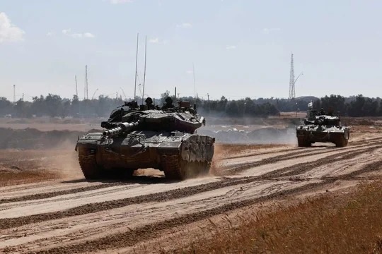 Avance de los tanques israelíes, en medio del conflicto en curso entre Israel y el grupo islamista palestino Hamas, cerca de la frontera. Foto: Reuters/Ammar Awad.