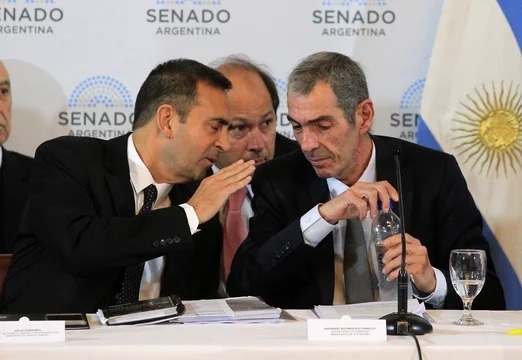 Los secretarios de Energía, Eduardo Rodriguez Chirillo y de Trabajo, Julio Cordero, exponen ante la reunion plenaria de comisiones del Senado que trata la "Ley Bases". Foto NA: Damián Dopacio.