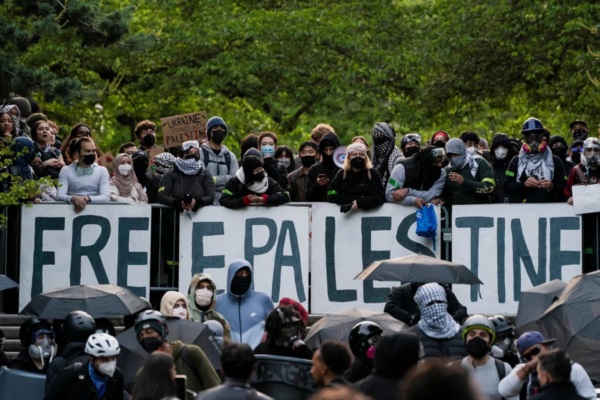 Manifestantes bloquean la entrada a un campamento en la Universidad de Washington en Seattle. REUTERS/David Ryder.