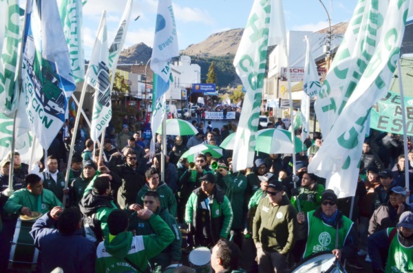 Centenares de vecinos se sumaron a la marcha (Atilio Ortiz/Jornada)