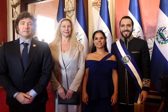El presidente Javier Milei asistió a la ceremonia de asunción de su par salvadoreño, Javier Milei. Foto: @OPRArgentina
