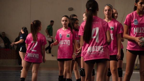 Las chicas de Muzio con sus nueva camisetas. (Gentileza Ghiglione Fotografía).