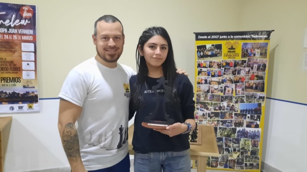 Marcos Pirola, jugador y profesor del Casablanca, junto a la ganadora Kiara Insley.