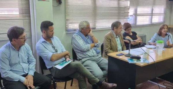 Los imputados y un defensor en la causa Aonikenk (Atilio Ortiz/Jornada)