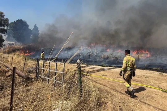 Bomberos israelíes trabajan tras los ataques con cohetes cerca de la frontera. Foto: Reuters/Avi Ohayon.
