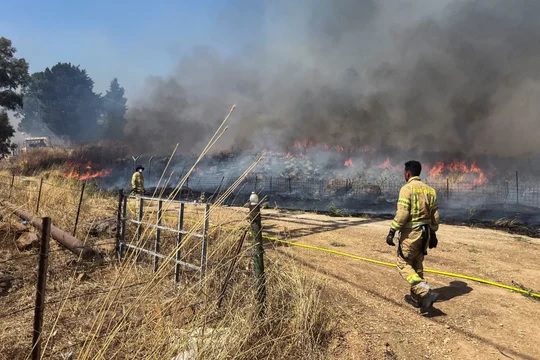 Bomberos israelíes trabajan tras los ataques con cohetes cerca de la frontera. Foto: Reuters/Avi Ohayon.