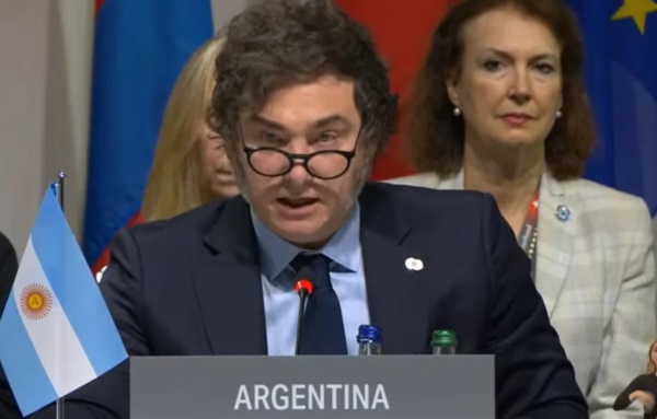 El Presidente argentino participó de la Cumbre acompañado por la Secretaria General de la Presidencia, Karina Milei, y la canciller Diana Mondino.