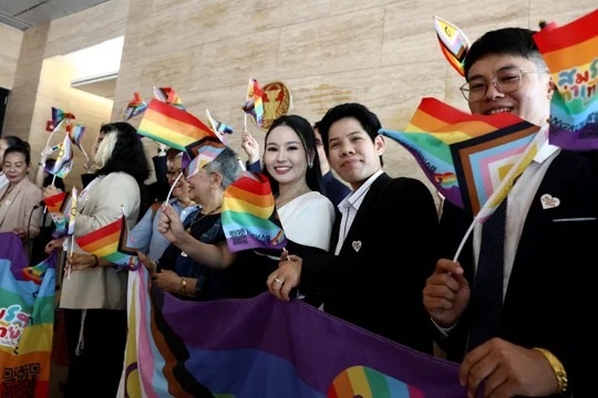 Miembros de la comunidad LGBTQ+ y la aprobación del proyecto de ley. Foto: Reuters /Chalinee Thirasupa