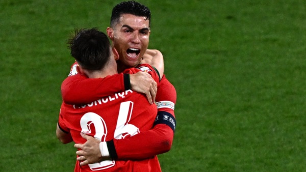 CR7 abraza al héroe Francisco Conceição, autor del gol a los 92 minutos.